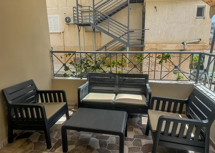 Cozy By The Portside - * Sarandë